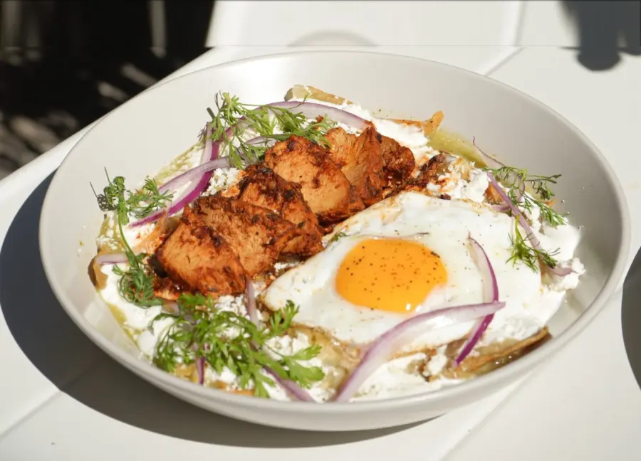 Chilaquiles verdes con huevo estrellado