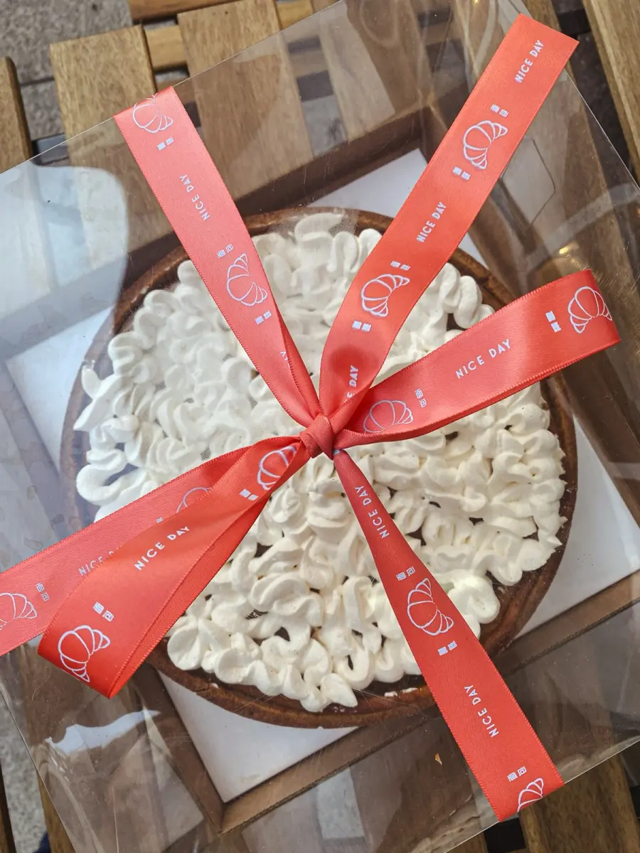 Pastel de Nice Day en caja con listón